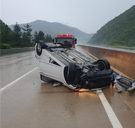 영천시 임고면 수성리 대구포항고속도로 임고터널 부근에서 발생한 승용차 전복 사고 모습. 경북소방본부 제공