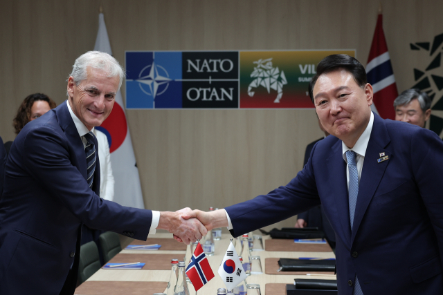 북대서양조약기구(NATO·나토) 정상회의에 참석하는 윤석열 대통령이 11일 빌뉴스 나토 정상회의장에서 가진 요나스 가르 스퇴레 노르웨이 총리와의 정상 회담에서 악수하고 있다. 연합뉴스
