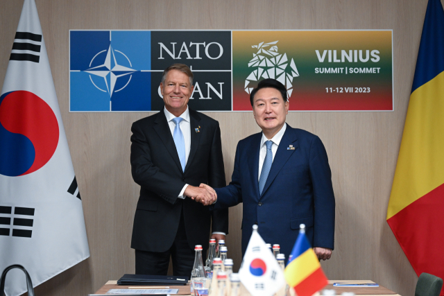 북대서양조약기구(NATO·나토) 정상회의에 참석차 리투아니아를 방문 중인 윤석열 대통령이 11일(현지시간) 빌뉴스 나토 정상회의장에서 클라우스 요하니스 루마니아 대통령과 악수하고 있다. 연합뉴스
