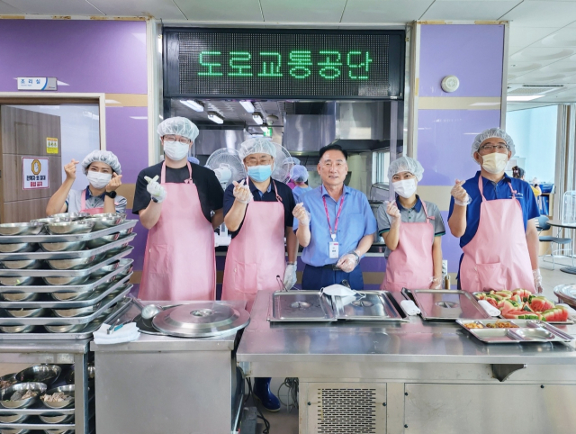 도로교통공단 임직원들이 구미시장애인체육관에서 식당봉사를 한 뒤 기념촬영을 하고 있다. 구미시장애인체육관 제공