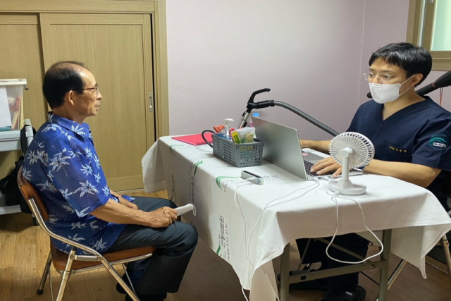 12일 예천군 지보면 지보리보건진료소에 마련된 행복병원을 찾은 주민들이 진료를 보고 있다. 예천군 제공