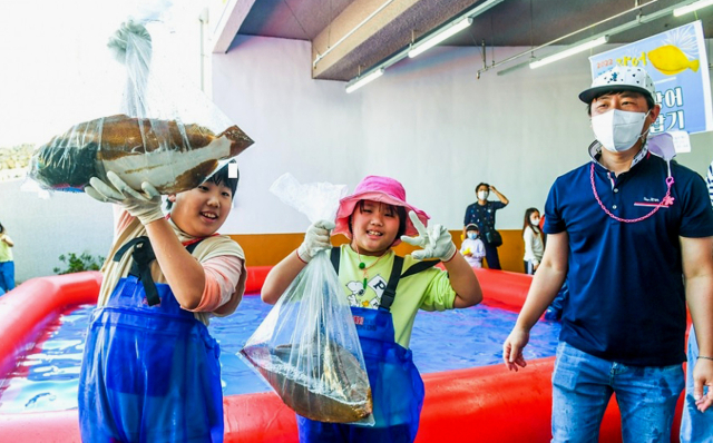 지난해 10월 15일 제주시 제주어류양식수협 본건물 일원에서 열린 2022 제주광어대축제에서 아이들이 제주광어 맨손잡기 체험에 즐거워하고 있다.