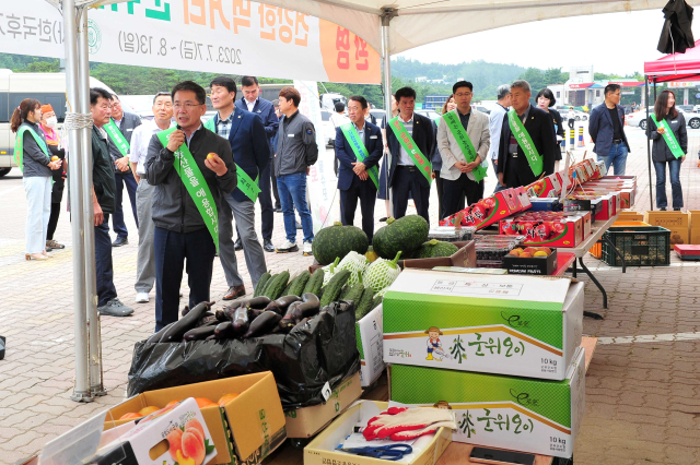 김진열 군위군수가 중앙고속도로 군위휴게소(ㅐㄷ구 방향)에서 군위군의 우수 농산물을 홈보하고 있다. 군위군 제공