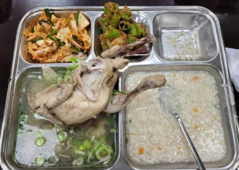 지난 11일 초복에 충북 괴산의 육군학생군사학교는 간부와 훈련중인 학군단(ROTC) 학생들에게 점심 메뉴로 해신탕과 수박화채 등을 제공했다. 페이스북 육군 훈련소 대신 전해드립니다 갈무리