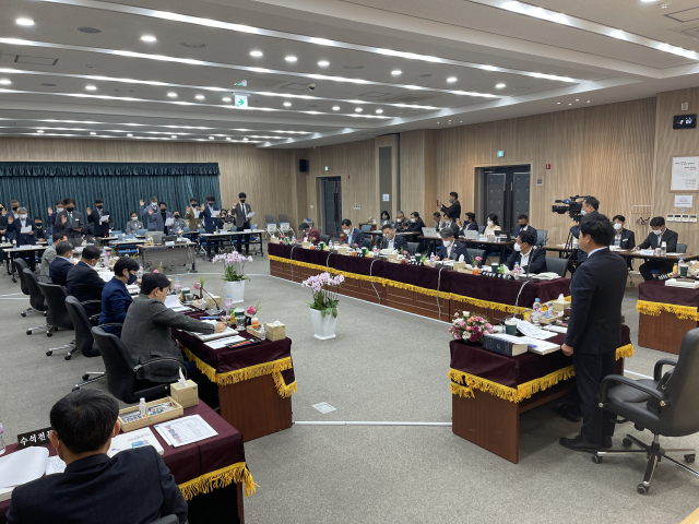 경북도의회 제12대 전반기 기획경제위원회가 의정활동을 하는 모습. 경북도의회 제공