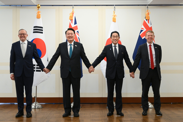 북대서양조약기구(NATO·나토) 정상회의에 참석한 윤석열 대통령(왼쪽 두번째)이 12일(현지시간) 빌뉴스 한 호텔에서 열린 한국·일본·호주·뉴질랜드 4개국(AP4) 정상회동에서 기시다 후미오 일본 총리(오른쪽 두번째), 앤서니 앨버니지 호주 총리(왼쪽), 크리스 힙킨스 뉴질랜드 총리와 기념 촬영을 하고 있다. 연합뉴스