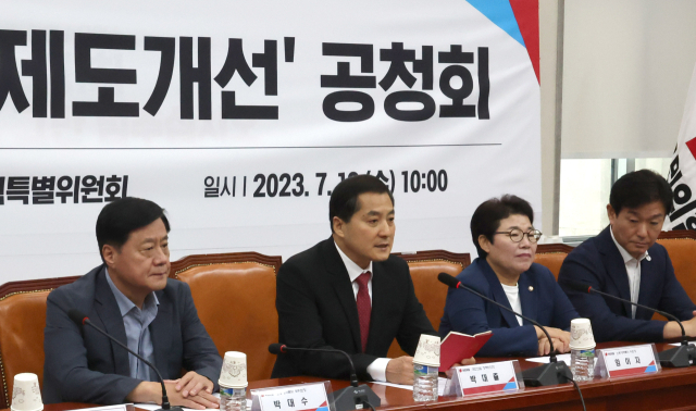 국민의힘 박대출 정책위의장이 12일 오전 서울 여의도 국회에서 열린 실업급여 제도개선 공청회에서 발언하고 있다. 연합뉴스