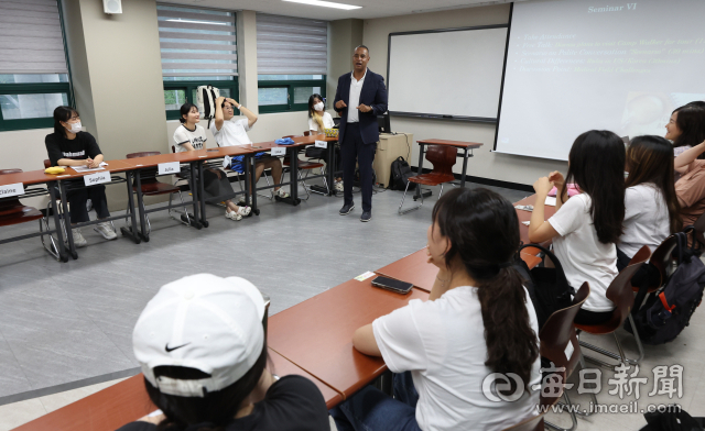 지난 4일 대구 수성대학교에서 주한미군 정보장교 이준 중령이 영어회화수업을 하고 있다. 안성완 기자 asw0727@imaeil.com