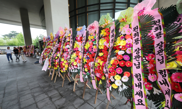 11일 세종시 정부세종청사 국토교통부 입구에 원희룡 장관 응원 문구가 적힌 화환이 가득하다. 연합뉴스