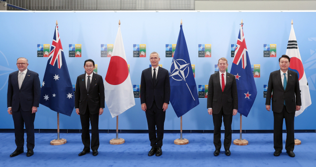 북대서양조약기구(NATO·나토) 정상회의에 참석한 윤석열 대통령이 12일(현지시간) 빌뉴스 나토 정상회의장에서 옌스 스톨텐베르그 나토 사무총장(가운데), 기시다 후미오 일본 총리(오른쪽 두번째), 앤서니 앨버니지 호주 총리(왼쪽), 크리스 힙킨스 뉴질랜드 총리(오른쪽 두번째)와 함께 기념 촬영을 하고 있다. 연합뉴스