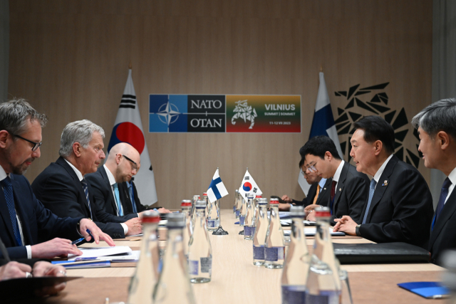 북대서양조약기구(NATO·나토) 정상회의에 참석 중인 윤석열 대통령이 12일(현지시간) 리투아니아 빌뉴스 나토 정상회의장에서 사울리 니니스퇴 핀란드 대통령과 한-핀란드 정상회담을 하고 있다. 연합뉴스