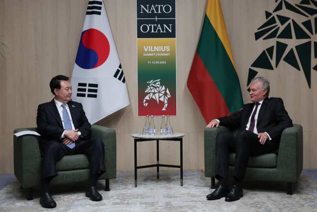 북대서양조약기구(NATO·나토) 정상회의에 참석 중인 윤석열 대통령이 12일(현지시간) 리투아니아 빌뉴스 나토 정상회의장에서 기타나스 나우세다 리투아니아 대통령과 한-리투아니아 정상회담을 하고 있다. 연합뉴스