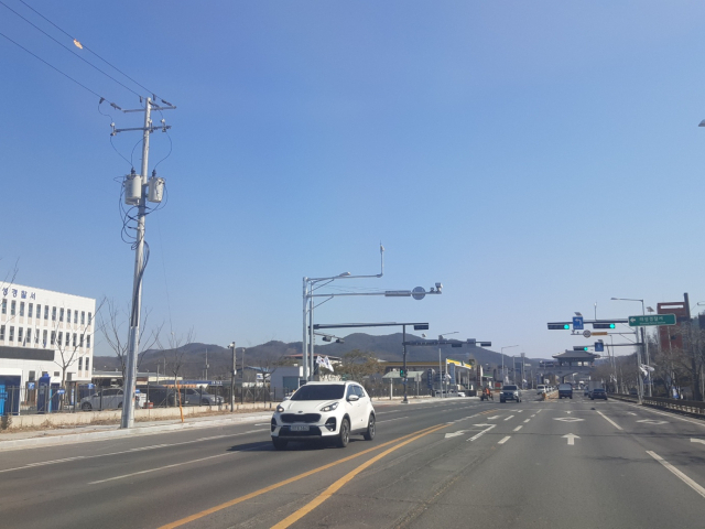 의성경찰서(왼쪽 건물) 앞 지점 도로에 시속 40㎞ 제한속도 과속단속기가 설치돼 있다. 이현주기자
