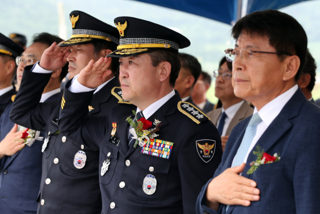 4일 전남 신안군 암태면 신안경찰서에서 열린 개서식에서 윤희근 경찰청장, 이충호 전남경찰청장, 더불어민주당 서삼석 의원 등 참석자들이 국기에 경례하고 있다. 전남 22개 시·군 가운데 마지막이자 전국 259번째 경찰서인 신안서는 유인도 72개를 포함한 1천25개 섬 지역 치안을 담당한다. 총원은 161명이며 1실, 4과, 15개 파출소로 조직을 구성됐다. 연합뉴스