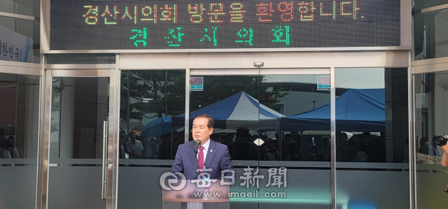 박순득 경산시의회 의장이 13일 기자회견을 열어 5분 자유발언 도중 이경원 시의원 퇴장조치와 관련해 입장을 밝히고 있다.김진만 기자