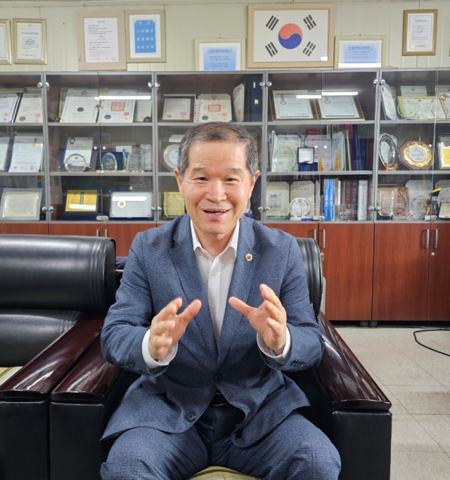 지난 11일 대구 성서산업단지에 위치한 금강알텍 본사. 조득환 금강알텍 대표가 글로벌 그린 신소재 기업으로 도약하겠다는 포부를 밝히고 있다. 정우태 기자