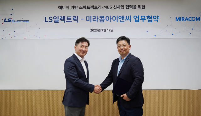 사진=미라콤 이종원 전략마케팅실장(전무, 왼쪽)과 LS ELECTRIC 조욱동 생기소재연구소장(상무, 오른쪽)이 MOU 체결 후 악수하고 있다.