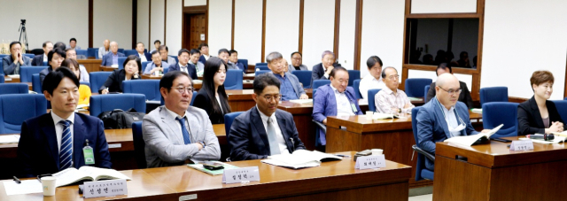 한국골프문화포럼(회장 최문휴) 주최로 열린 골프 관련 세미나에 참석한 토론자와 각계 각층의 골프 관련 종사자들. 한국골프문화포럼 제공