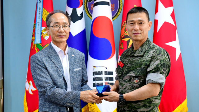 남순탁 대구경북적십자혈액원장이 보건복지부 장관을 대신해 임성근 사단장에 표창패를 전달하고 있다.대구경북적십자혈액원 제공