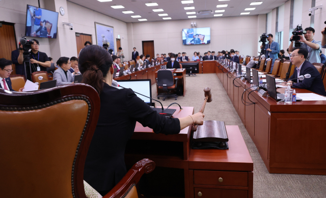 12일 국회 산업통상자원중소벤처기업위원회에서 이재정 위원장이 전체회의를 진행하고 있다. 연합뉴스