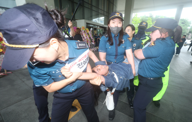 대학생 20여명이 13일 오후 세종시 정부세종청사 국토교통부 입구에서 정권퇴진과 원희룡 장관의 사퇴를 촉구하는 기습시위를 벌이다 경찰에 연행되고 있다. 연합뉴스