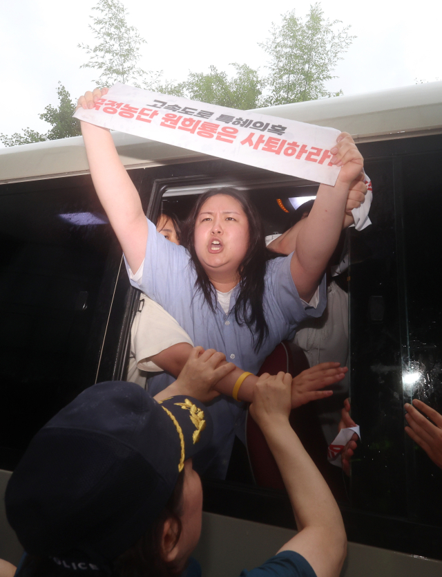 대학생 20여명이 13일 오후 세종시 정부세종청사 국토교통부 입구에서 정권퇴진과 원희룡 장관의 사퇴를 촉구하는 기습시위를 벌이다 경찰에 연행되고 있다. 연합뉴스