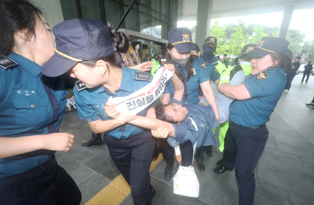 대학생 20여명이 13일 오후 세종시 정부세종청사 국토교통부 입구에서 정권퇴진과 원희룡 장관의 사퇴를 촉구하는 기습시위를 벌이다 경찰에 연행되고 있다. 연합뉴스