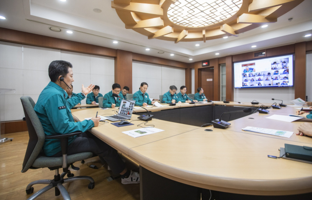 13일 김장호 구미시장이 부서장과 읍면동장들에게 집중호우 총력 대응을 지시하고 있다. 구미시 제공
