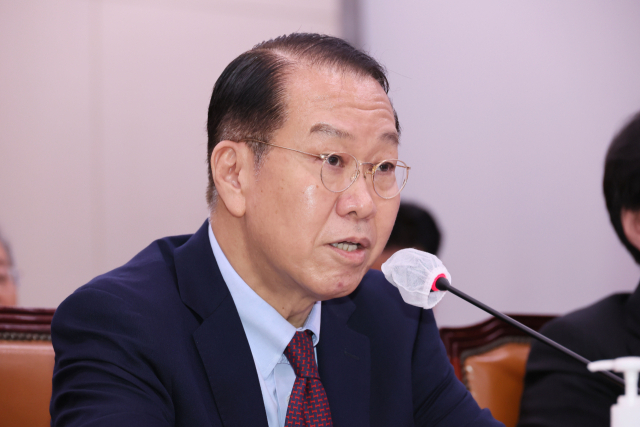 권영세 통일부 장관이 13일 국회에서 열린 외교통일위원회 전체회의에서 의원질의에 답변하고 있다. 연합뉴스