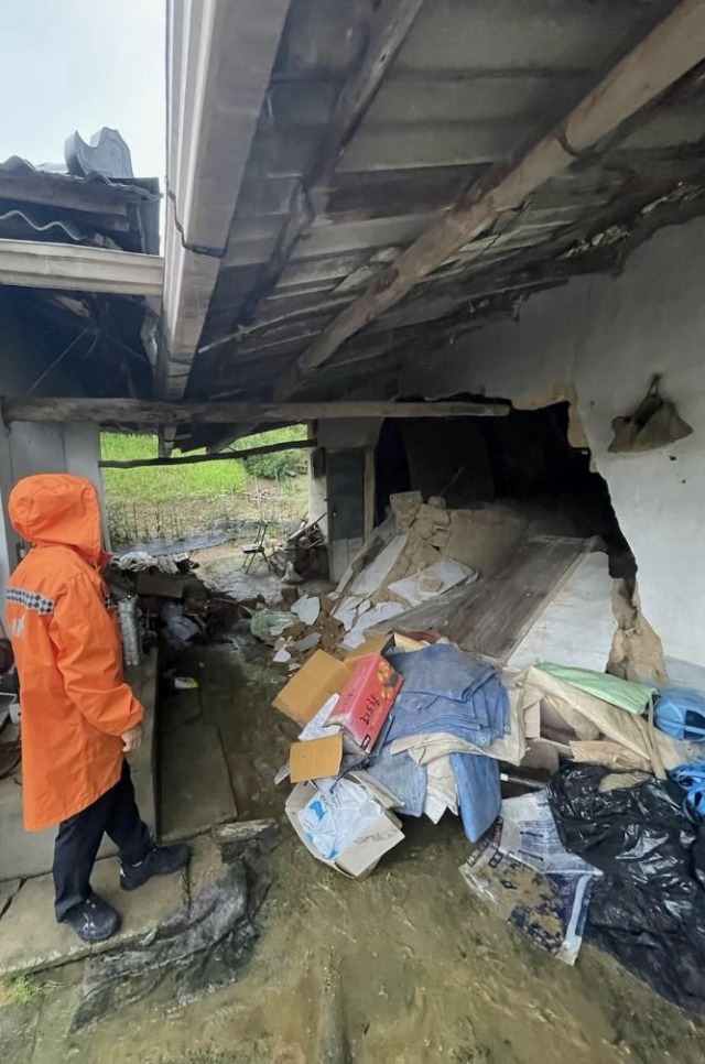 13일 오후 6시 24분쯤 안동시 풍산읍 한 주택 벽면이 많이 내린 비로 인해 무너지는 사고가 발생했다. 경북소방본부 제공