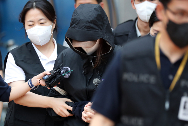 태어난 지 이틀 된 아들을 살아있는 채로 야산에 묻어 살해한 혐의(살인)를 받는 친모가 13일 오전 광주지방법원 목포지원에서 열린 구속 전 피의자 심문(영장실질심사)에 출석한 뒤 경찰호송차로 이동하고 있다. 그는 