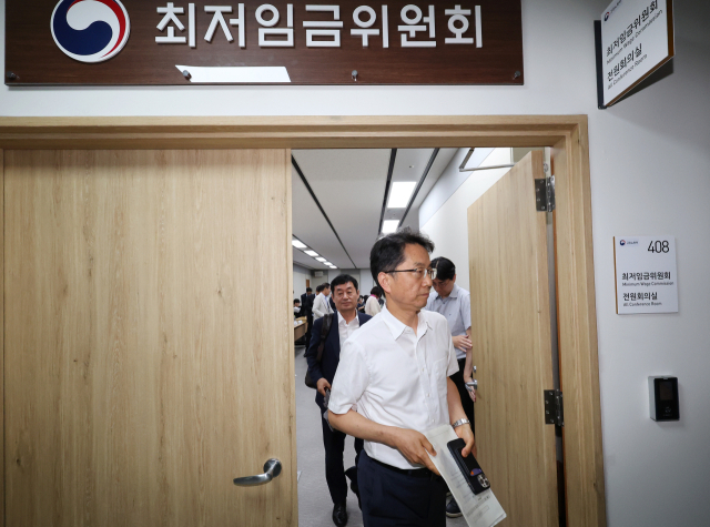 13일 오후 세종시 정부세종청사 최저임금위원회 회의실에서 열린 제13차 전원회의가 결론을 내지 못하고 끝이 났다. 박준식 위원장이 회의장을 나가고 있다. 이날 6차 수정안으로 노동계 1만620원, 경영계 9천785원을 제시했다. 연합뉴스