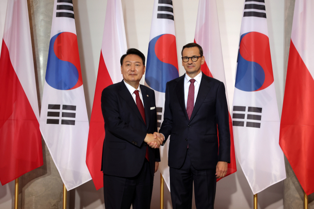 폴란드를 공식 방문 중인 윤석열 대통령이 13일(현지시간) 바르샤바 총리실에서 마테우슈 모라비에츠키 폴란드 총리와 환담에 앞서 악수하고 있다. 연합뉴스