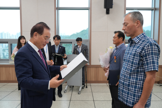 하윤수 부산시교육감이 정부포상을 전수하고 있다. 부산시교육청 제공