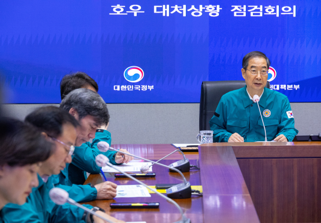 정체전선의 영향으로 수도권에 많은 비가 내린 14일 오전 한덕수 국무총리가 서울 종로구 정부서울청사 내 행정안전부 상황실에서 호우 대처 상황 점검 회의를 주재하고 있다. 연합뉴스