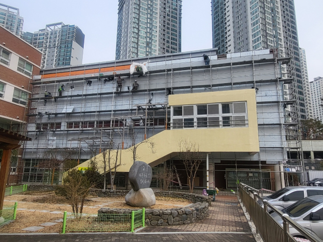 전국 최초로 학교시설 수선주기 기준을 마련한 경북도교육청이 구미 옥계동부중학교 체육관 외벽개선 작업을 펼치고 있는 모습. 경북교육청 제공