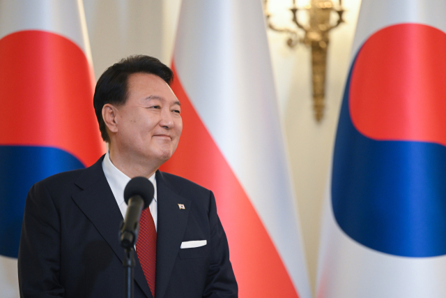 폴란드를 공식 방문 중인 윤석열 대통령이 13일(현지시간) 바르샤바 대통령궁에서 열린 안제이 두다 폴란드 대통령과의 한·폴란드 정상회담 공동언론발표에서 미소짓고 있다. 연합뉴스