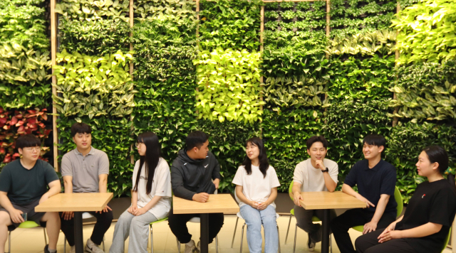 14일 구미대 긍지관 1층에 조성된 실내 정원에서 학생들이 대화를 하고 있다. 구미대 제공