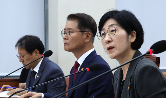 한화진 환경부 장관이 14일 오전 서울 여의도 국회에서 열린 환경노동위원회 전체회의에서 의원 질의에 답변하고 있다. 연합뉴스