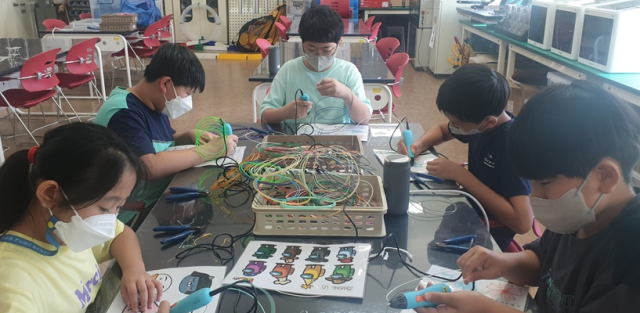 봉화지역 한 학교에서 학생들이 3D펜을 활용한 과학 수업을 진행하고 있다. 봉화교육지원청 제공