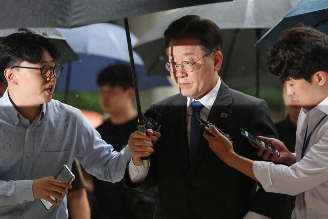 지난 대선 과정에서 허위 발언을 한 혐의로 재판에 넘겨진 더불어민주당 이재명 대표가 14일 오전 서울 서초구 서울중앙지방법원에서 열린 공직선거법 위반 1심 속행 공판에 출석하고 있다. 연합뉴스