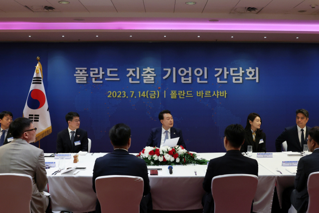 폴란드를 공식 방문 중인 윤석열 대통령이 14일(현지시간) 바르샤바 시내 한 호텔에서 폴란드 진출 기업인들과 오찬 간담회를 하고 있다. 연합뉴스