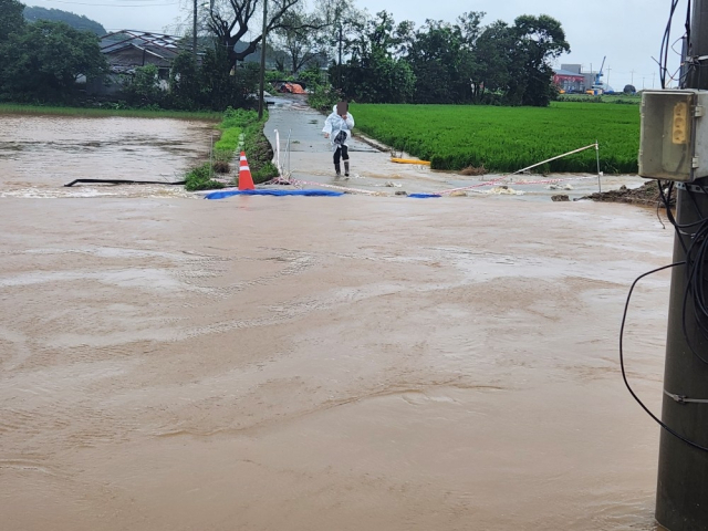 충남 전역에 강한 비가 내린 14일 오후 5시 34분쯤 충남 아산시 둔포면 한 저수지에서 70대 낚시객이 실종됐다는 신고가 119에 접수된 가운데, 이에 2시간여 앞선 오후 2시 50분쯤에는 인근 충남 보령시 남포면 삼현리에서는 주택이 침수되면서 주민 1명이 구조됐다. 자료사진. 연합뉴스