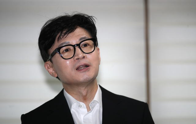 한동훈 법무부 장관이 14일 오전 제주시 연동 4·3 직권재심 합동수행단을 방문해 취재진과 질의응답을 하고 있다. 연합뉴스