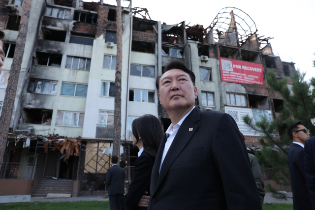 폴란드 수도 바르샤바에서 국빈급 공식 방문 일정을 마치고 우크라이나를 전격 방문한 윤석열 대통령과 김건희 여사가 15일(현지시간) 키이우 인근 이르핀 민가 폭격현장을 살펴보고 있다. 윤 대통령은 이후 볼로디미르 젤렌스키 대통령과 정상회담을 열어 인도적 구호품을 포함한 지원 방안 등을 논의할 예정이다. 연합뉴스