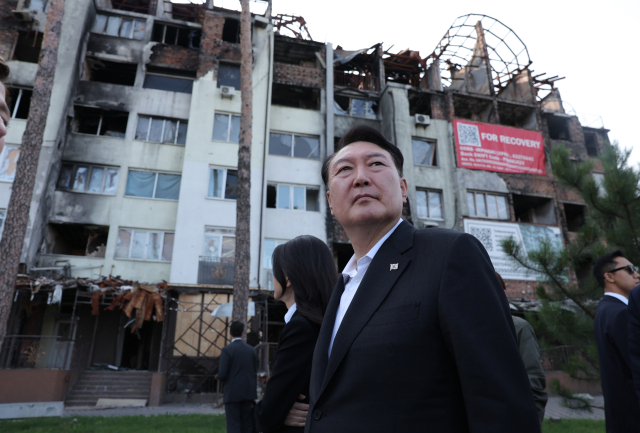 폴란드 수도 바르샤바에서 국빈급 공식 방문 일정을 마치고 우크라이나를 전격 방문한 윤석열 대통령과 김건희 여사가 15일(현지시간) 키이우 인근의 이르핀 민가 폭격 현장을 방문하고 있다. 윤 대통령은 이후 볼로디미르 젤렌스키 대통령과 정상회담을 열어 인도적 구호품을 포함한 지원 방안 등을 논의할 예정이다. 연합뉴스