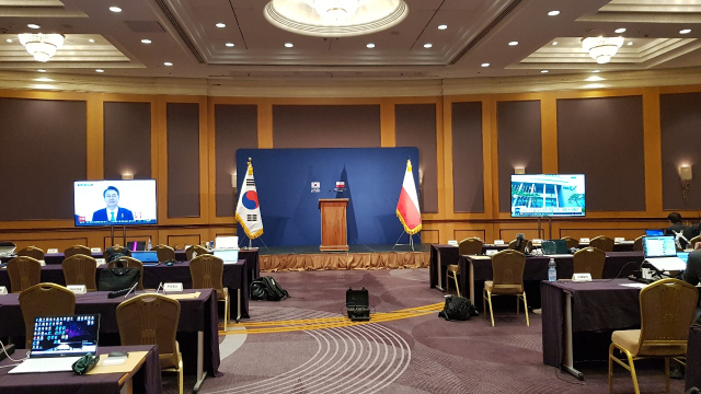 윤석열 대통령의 우크라이나 전격 방문 소식은 14일(현지시각) 폴란드 바르샤바 한 호텔에 마련된 대통령실 프레스센터에서 긴박한 분위기 가운데 순방 동행 기자단에 처음 공유됐다. 사진은 프레스센터 전경. 이호준 기자