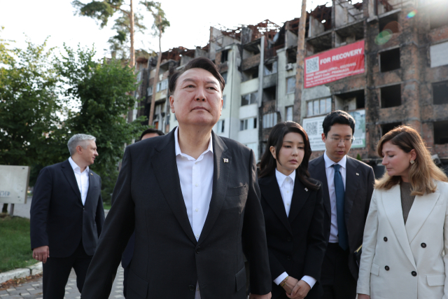 폴란드 수도 바르샤바에서 국빈급 공식 방문 일정을 마치고 우크라이나를 전격 방문한 윤석열 대통령과 김건희 여사가 15일(현지시간) 키이우 인근의 이르핀 민가 폭격 현장을 방문하고 있다. 윤 대통령은 이후 볼로디미르 젤렌스키 대통령과 정상회담을 열어 인도적 구호품을 포함한 지원 방안 등을 논의할 예정이다. 연합뉴스