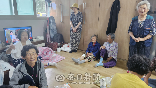 16일 오전 경북 예천군 효자면 백석리 이재민 임시 대피소로 쓰이고 있는 백석경로당. 전날 폭우로 산사태가 마을을 휩쓸고 가면서 이곳으로 대피한 마을 주민들. 윤영민 기자