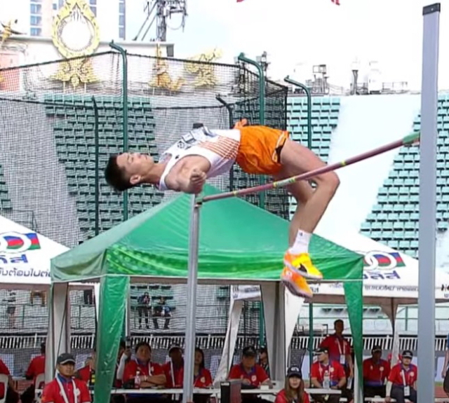 우상혁이 15일 태국 방콕에서 열린 2023 아시아육상선수권대회 남자 높이뛰기 결선에서 2m28을 넘고 있다. 연합뉴스